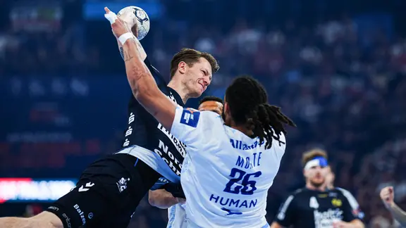 Emil Jakobsen (l.) from SG Flensburg-Handewitt throwing in the game against Montpellier 