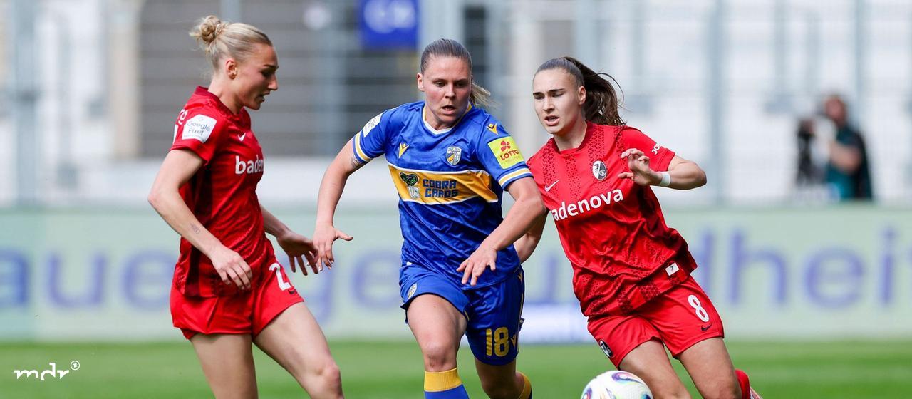   Sophie Nachtigall SC Freiburg, Lara Schenk FC Carl Zeiss Jena and Alena Bienz SC Freiburg fight for the ball