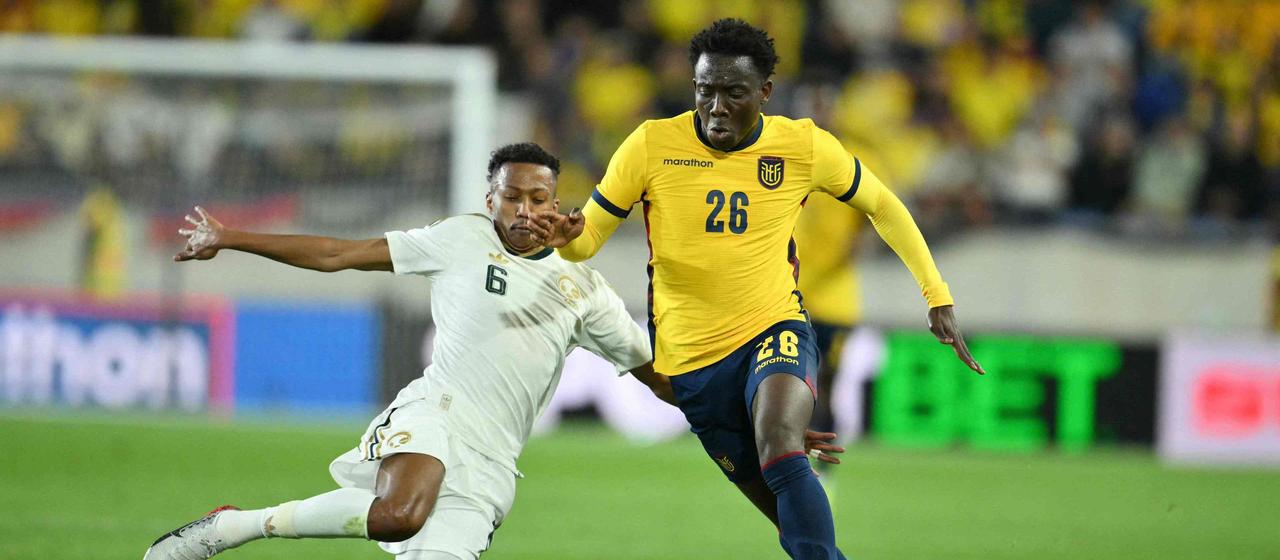 Nasser Al-Dawsari (l.) in a duel with Yaimar Medina (r.)