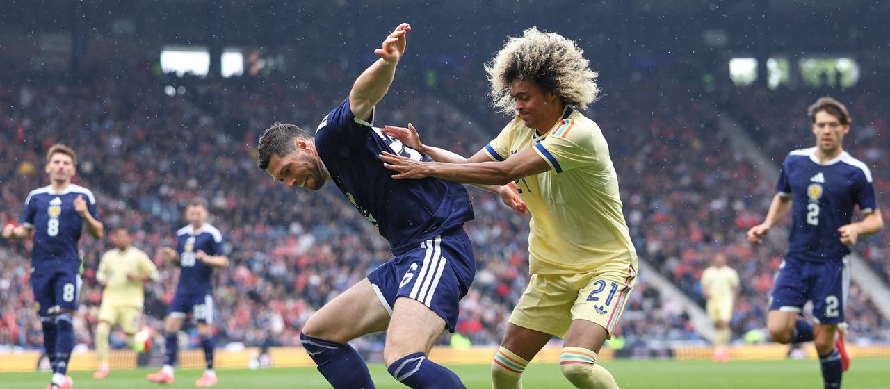 Scott McKenna (Scotland, l) fights with Tahiti Chong