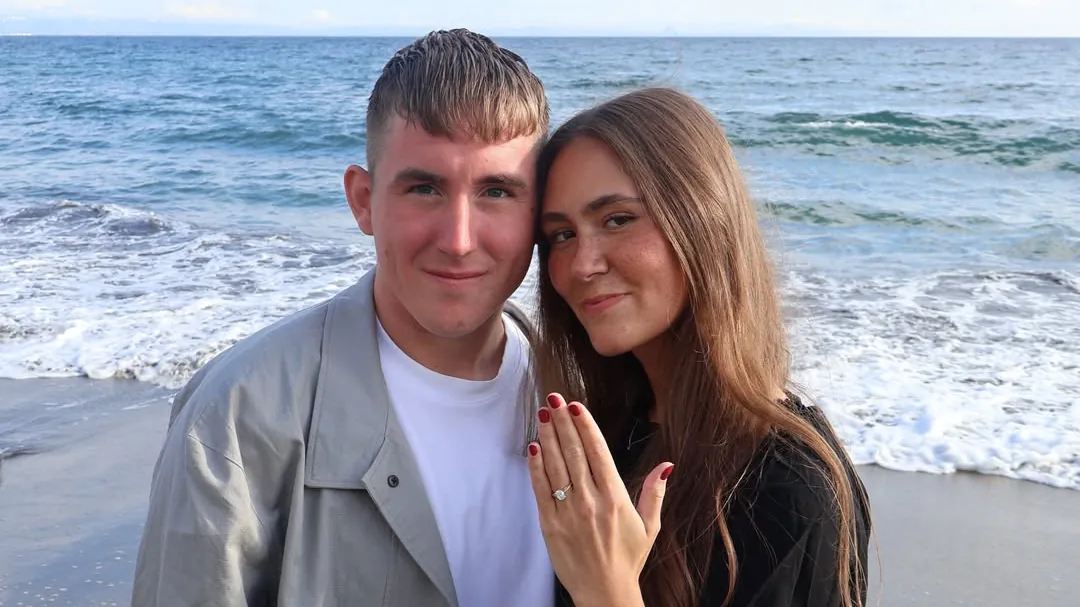 Isak Johannesson (1. FC Köln) with his fiancée Agnes on the beach after the proposal. Isak Johannesson (1. FC Köln) with his fiancée Agnes on the beach after the proposal.