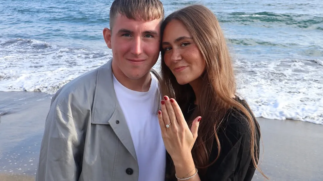 Isak Johannesson (1. FC Köln) with his fiancée Agnes on the beach after the proposal. Isak Johannesson (1. FC Köln) with his fiancée Agnes on the beach after the proposal.