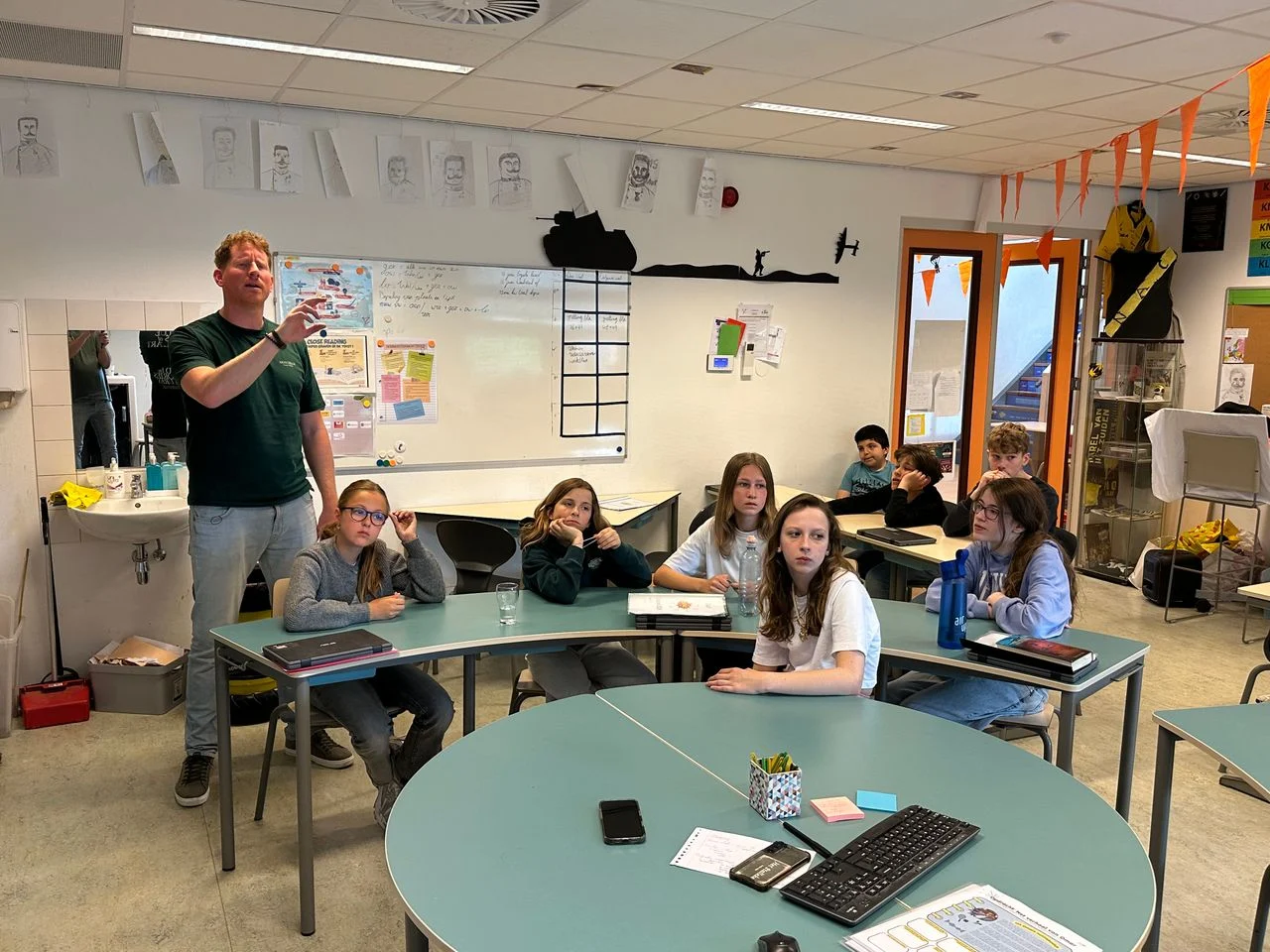 Teacher Arne Stalen involves his students well in the lesson (photo: Omroep Brabant).