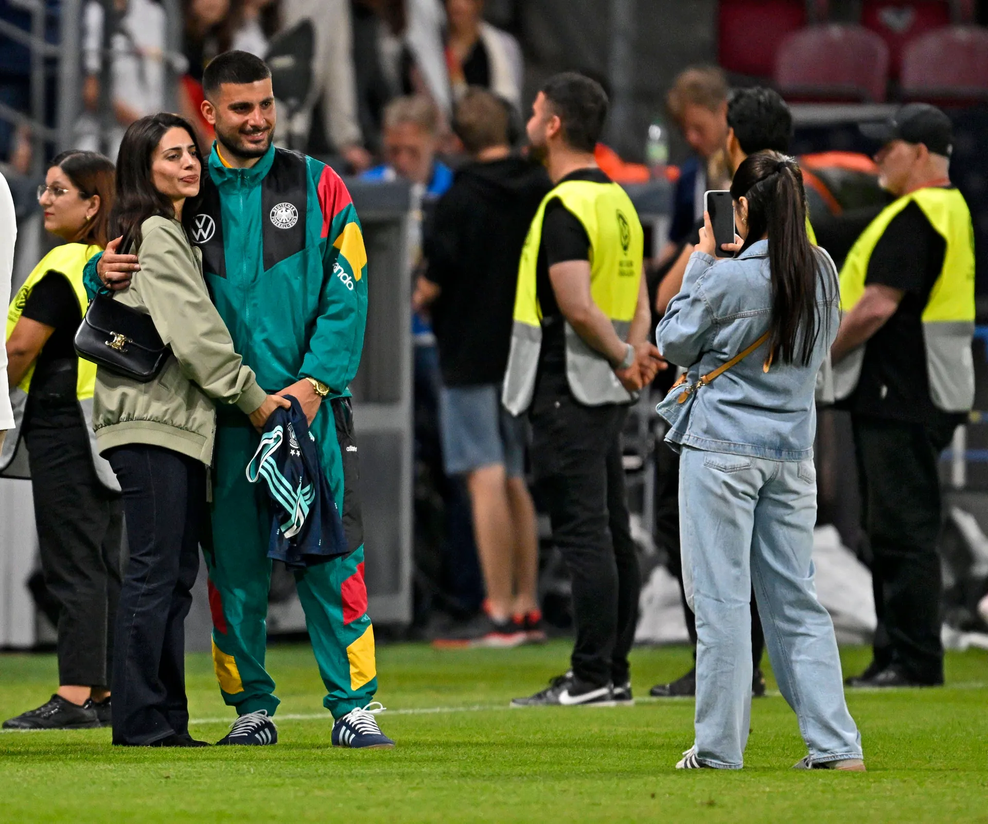 Tanja and Deniz Undav: They pose for a photo after the game.