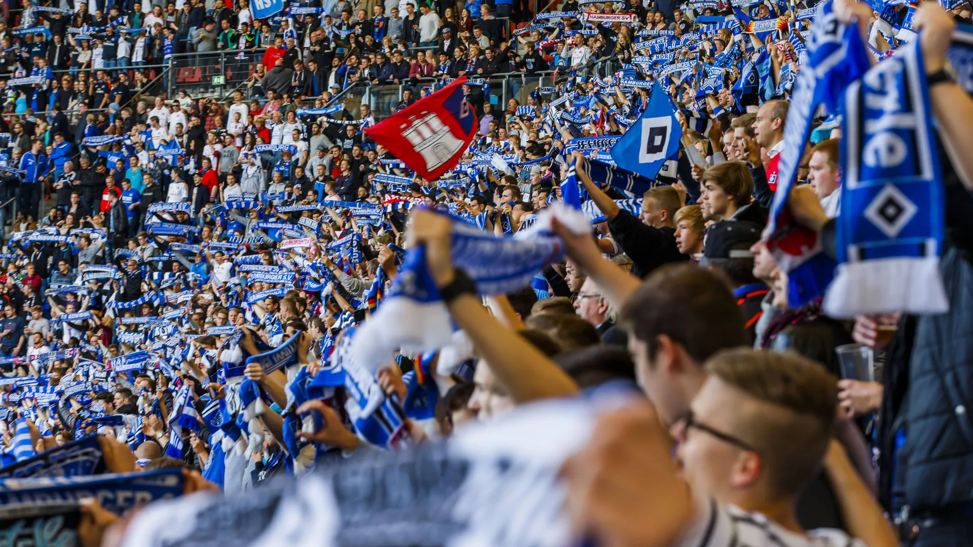 Almost 15,000 fans watched the relegation second leg on June 1, 2015 at the public viewing in the Volksparkstadion.