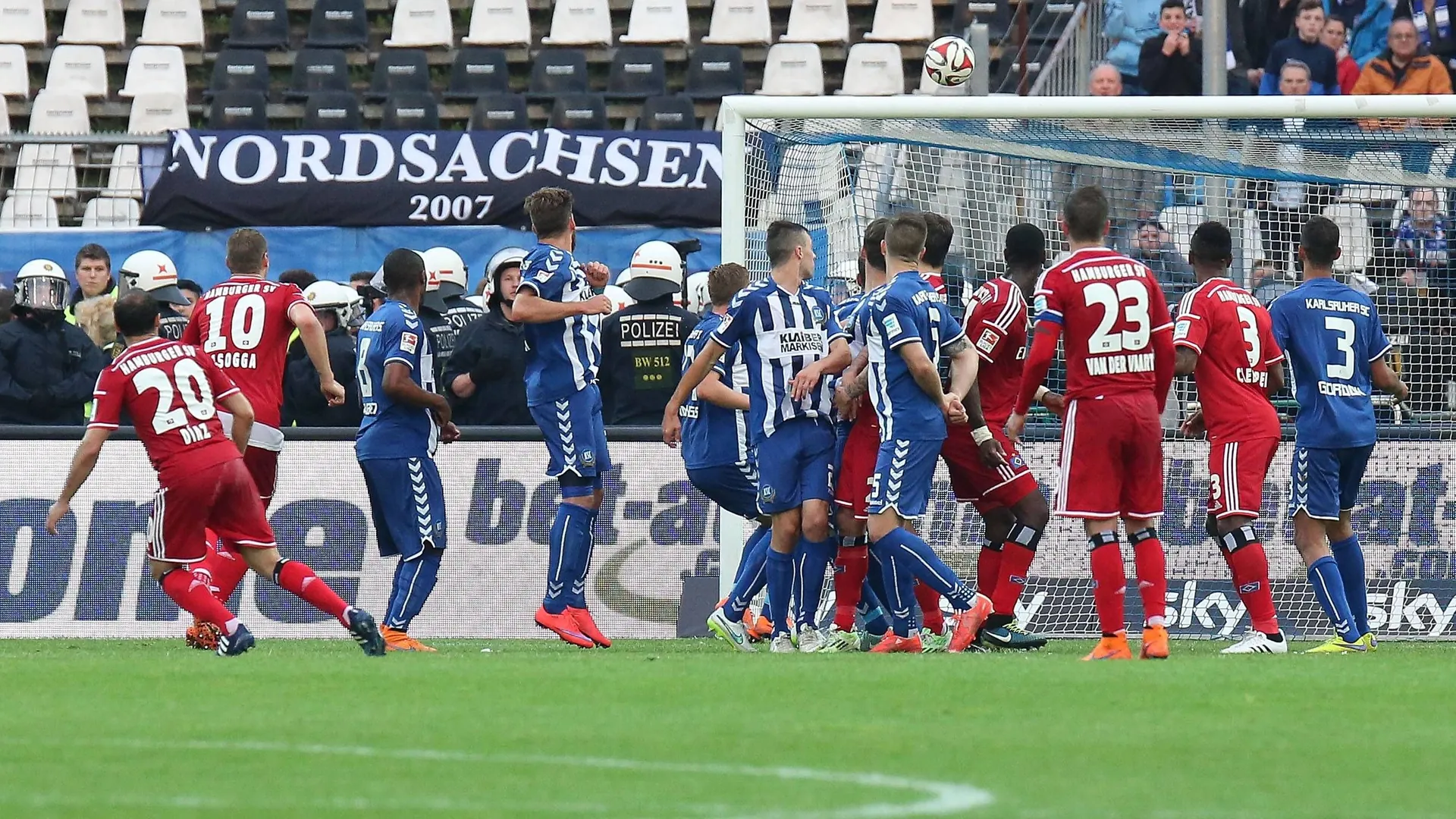 Marcelo Diaz (l.) turns to celebrate immediately after the shot: KSC goalkeeper Dirk Orlishausen is powerless to take the free kick to make it 1-1.