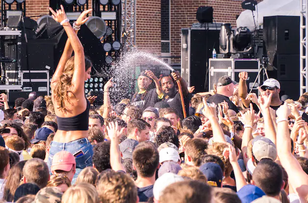 At festivals and music performances in the summer, visitors are often cooled with water from fire hoses.