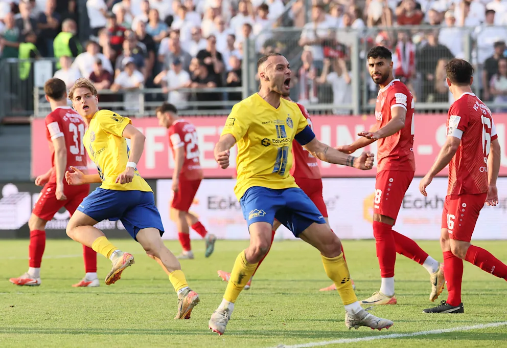 Hier jubelt Djamal Ziane übers 1:1 für Lok