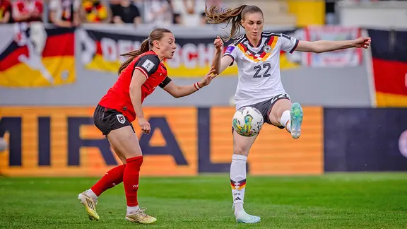 The German national player Jule Brand (r.) on the ball in the World Cup qualifier against Austria 