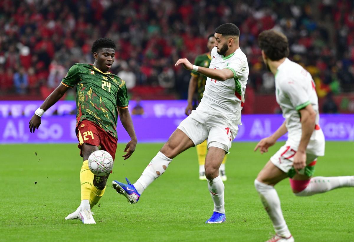RABAT (Morocco), 01/09/2026.- Carlos Baleba (R) of Cameroon in action against Ismael Saibari (L) of Morocco during the CAF Africa Cup of Nations 2025, quarter final match between Cameroon and Morocco in Rabat, Morocco, 09 January 2026. (Cameroon, Morocco) EFE/EPA/JALAL MORCHIDI