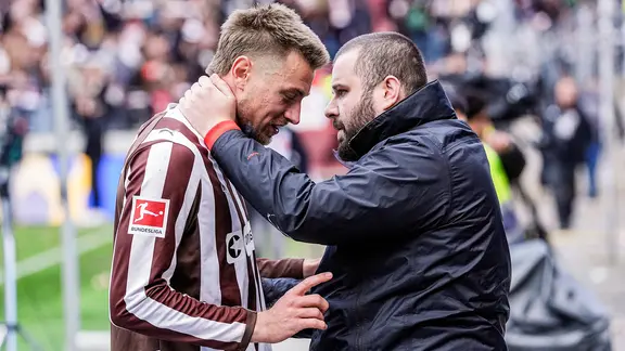 St. Pauli Hauke ​​Wahl receives emotional support after the final whistle