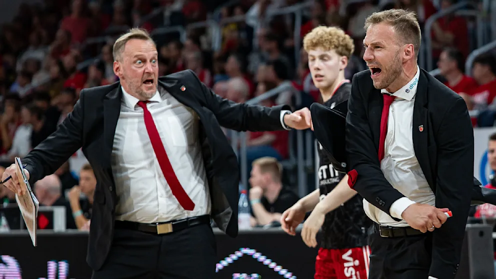 Da kochten die Emotionen über: Bamberg-Coach Anton Gavel (r.) muss von seinem erschrockenen Assistenten Arne Woltmann zurückgehalten werden