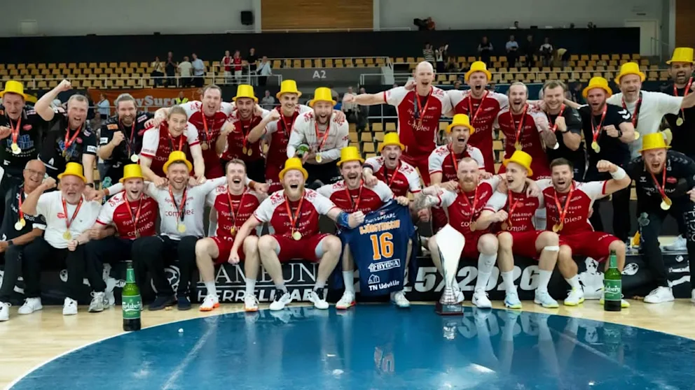 Meisterteam: Knorr (obere Reihe, 4.v.l.) feiert mit seinen Mannschaftskollegen den Titel