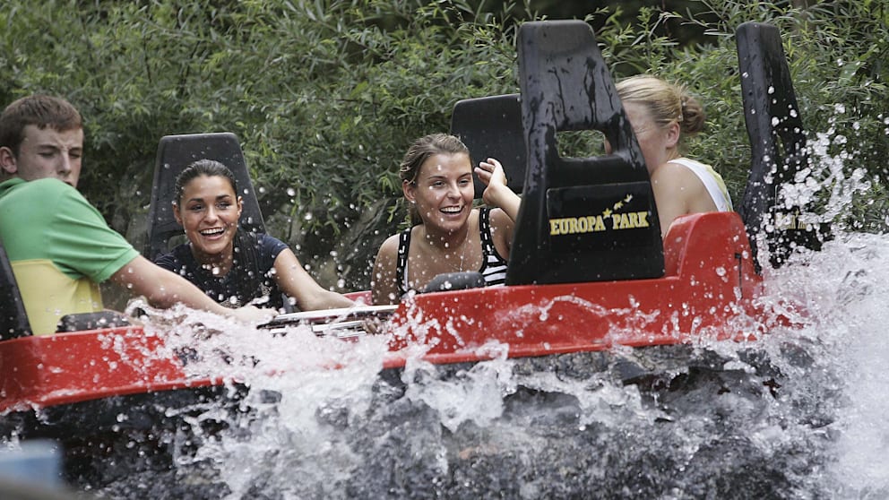 Coleen McLaughlin (2.v.r.), spätere Ehefrau von Wayne Rooney, hat Spaß im Europa-Park in Rust