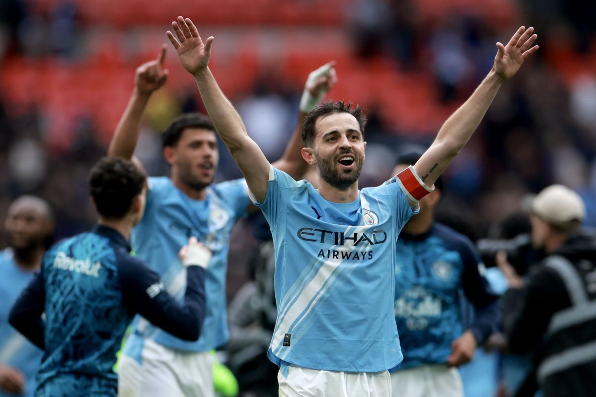 Bernardo Silva celebrates the FA Cup won with Manchester City