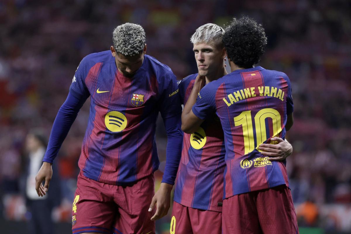 FC Barcelona players Ronald Araújo (i), Dani Olmo (c) and Lamine Yamal (d) at the end of the second leg of the Champions League quarterfinals against Atlético de Madrid. EFE/Juanjo Martín