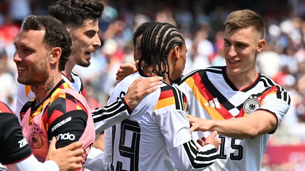 Gut gemacht: Nico Schlotterbeck (26) gratuliert Leroy Sané (30) zu seinem Treffer zum 2:1