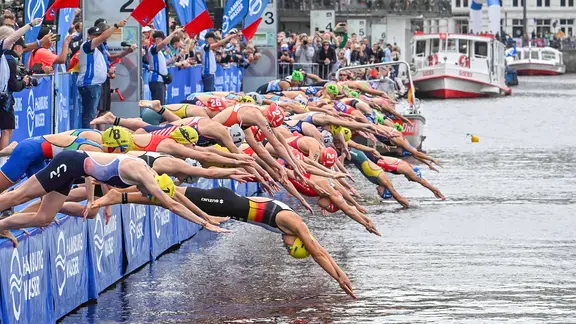 The elite women at the swimming start of the triathlon in Hamburg | picture alliance / nordphoto GmbH/ Witke The elite women at the swimming start of the triathlon in Hamburg