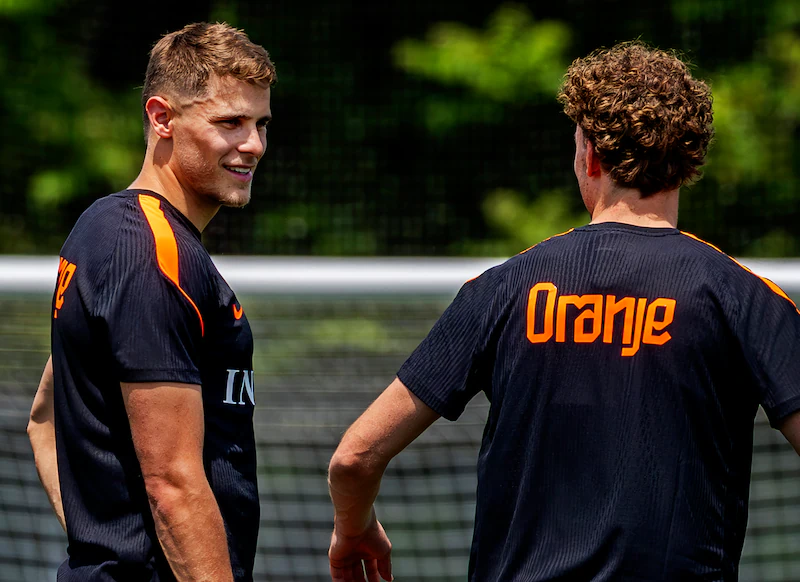 Micky van de Ven (l) with Mats Wieffer.