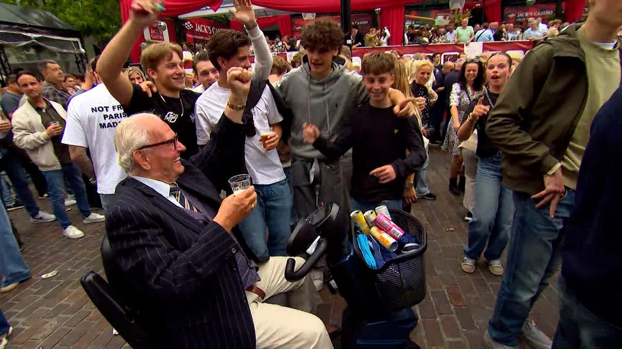 The gentleman on the mobility scooter is having a great time. On Saturday he even went home with fifty euros worth of cash because of the amount of deposit cans in his basket. (Photo: Omroep Brabant.)