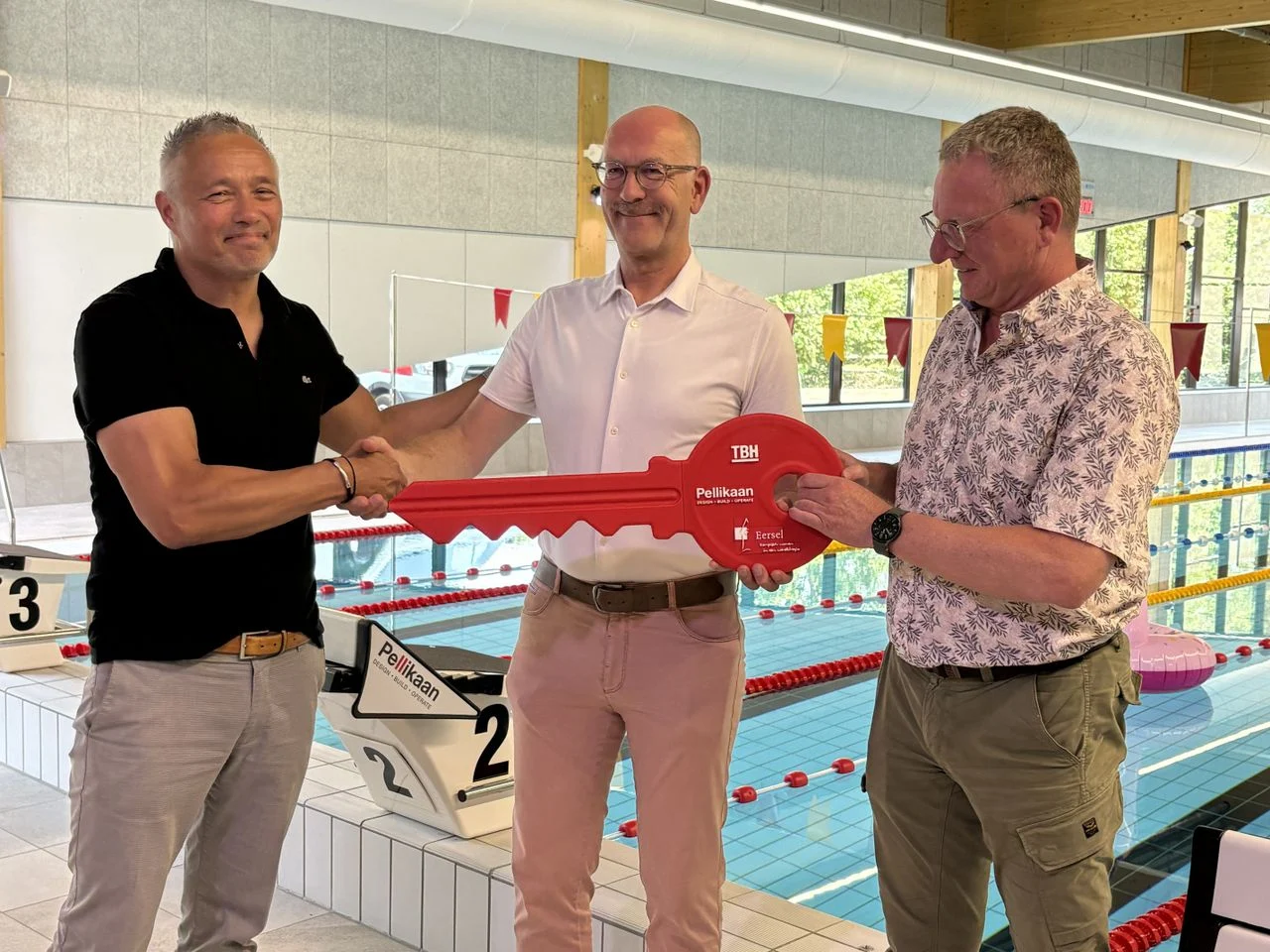 Richard van Emmerik and councilor Eric Beex during the delivery of the swimming pool (photo: Karin Kamp).