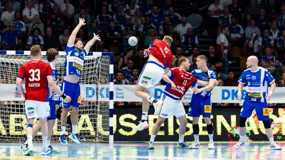 ThSV Eisenach players defend their own goal.