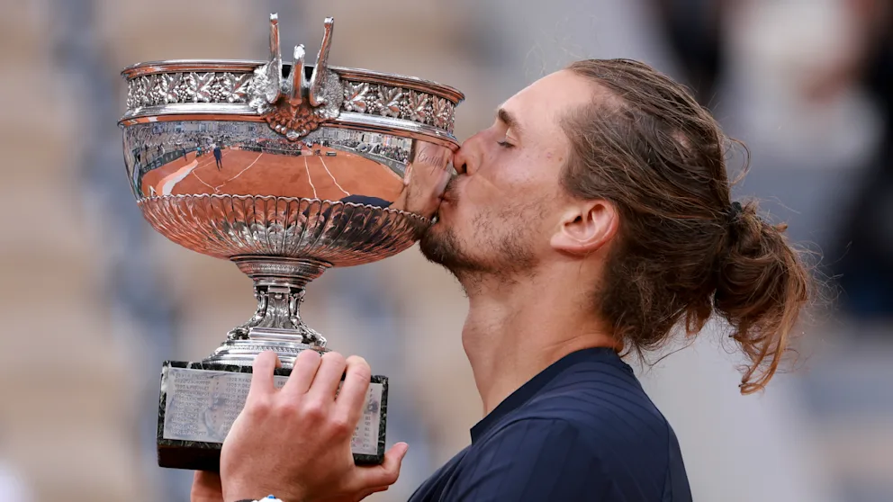Alexander Zverev mit seinem größten sportlichen Schatz, dem Siegerpokal für die French Open