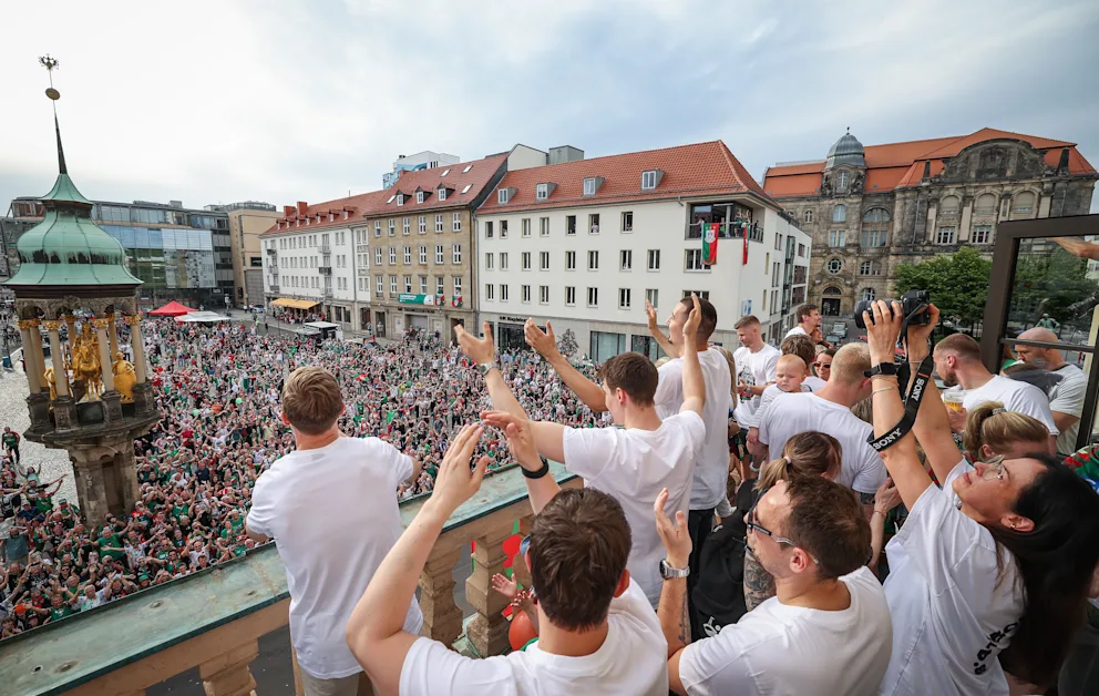 Die Spieler des SC Magdeburg feiern den Gewinn der Meisterschaft.