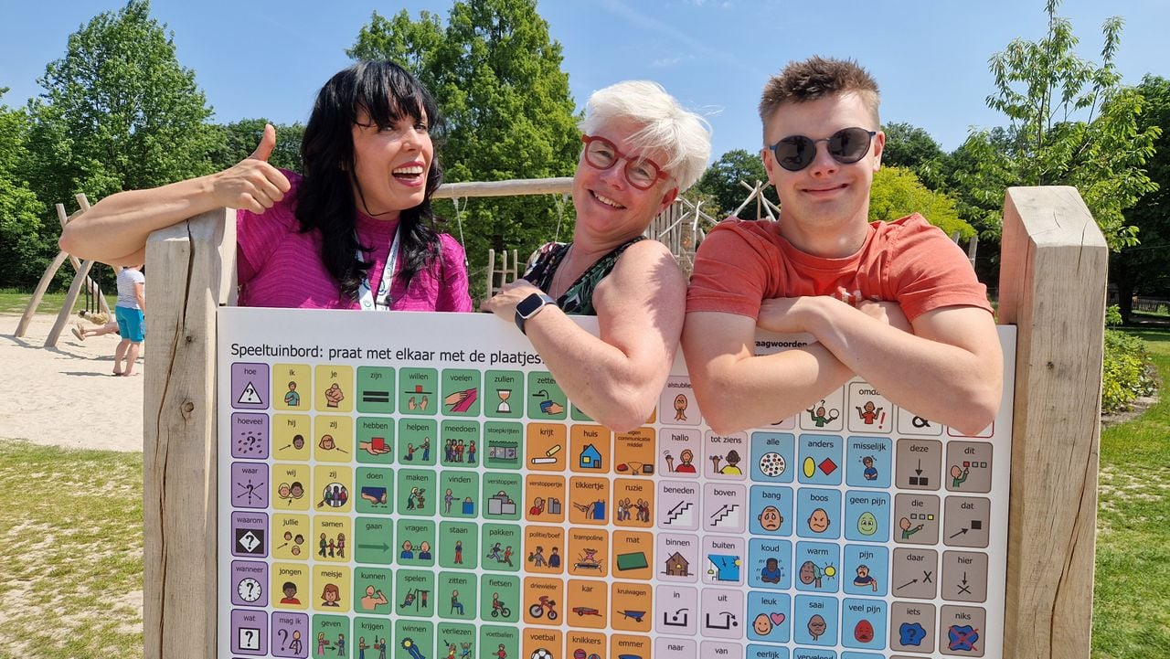 Hanneke, mother Chantal and Luc are happy with the communication board (photo: Tom Berkers).