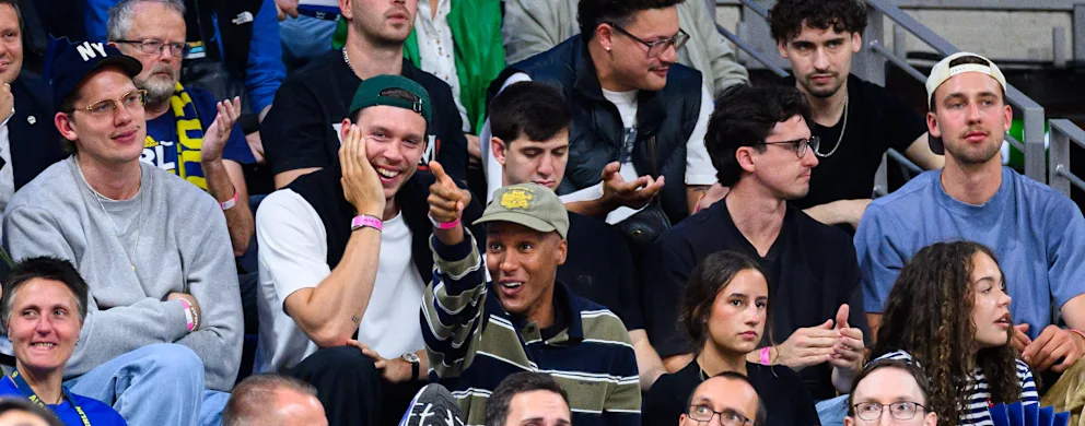 Moritz (ganz links) und Franz Wagner (ganz rechts) sahen Albas Finaleinzug live in der Schmeling-Halle