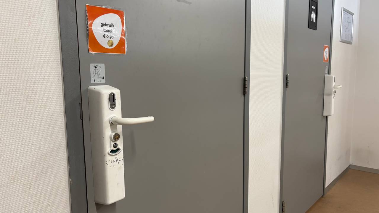 50 cents must be thrown into the door to go to the toilet (photo: Omroep Brabant).