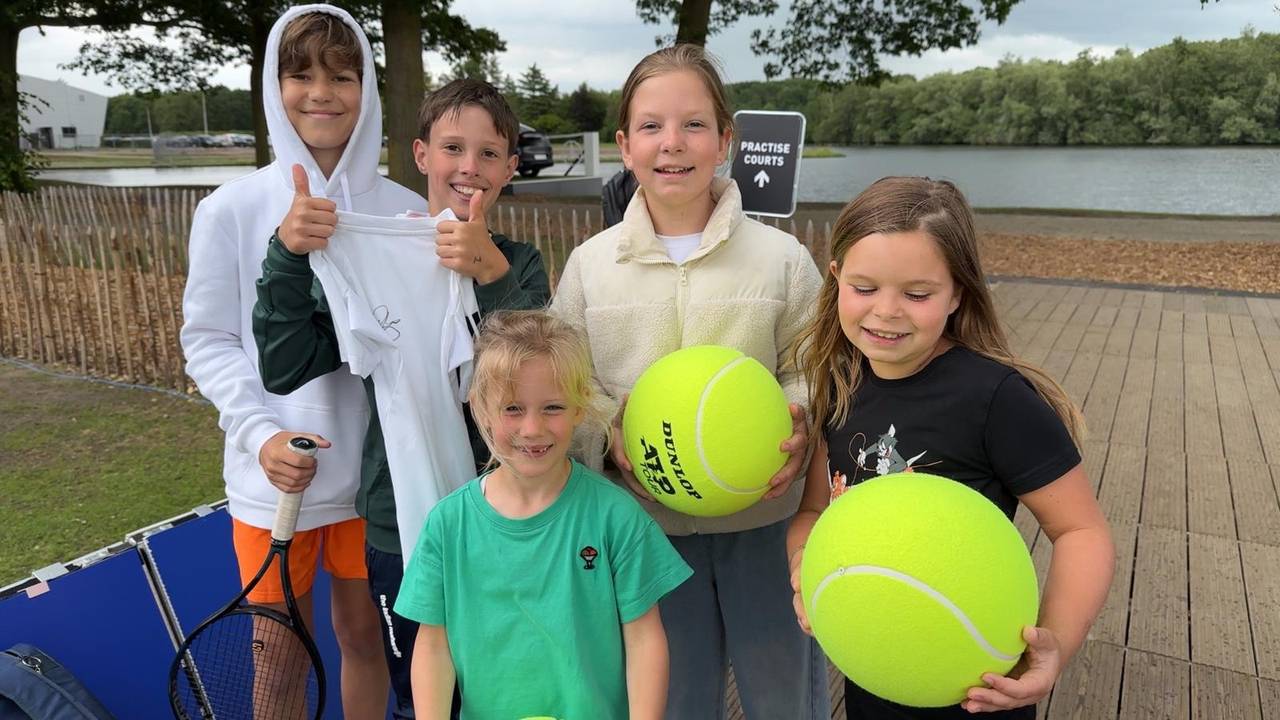 These children had a day off and went to the Rosmalen tennis tournament (photo: Leon Voskamp).