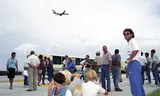 07-07-1994 Orlando, bomb threat on flight from Orlando to Dallas Players with partners, officials and media on the runway, Danny Blind In the summer of 1994, a joke by sports journalist Lex Muller of the Algemeen Dagblad led to the Dutch national team being delayed by more than five hours at the airport in Orlando, America. Muller says on the plane that a photographer's suitcase contains a bomb. If he repeats this twice more, the flight attendant alerts the captain and the police. He doesn't take half measures. The stunned Muller is arrested and handed over to the FBI. All 181 passengers, including the entire Orange selection, must leave the aircraft and are checked one by one. Only five hours later can the Dutch team leave for Dallas, where it meets Brazil in the quarter-finals of the World Cup and promptly loses. Muller becomes a national headline for Jut and the AD says sorry to the Dutch team on an entire page. ANP / Hollandse Hoogte / copyright © Photo Leo Vogelzang VOF