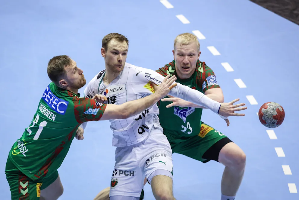 Alle wollen ihn stoppen: Berlins Mathias Gidsel (M.) im Spiel gegen Magdeburg.