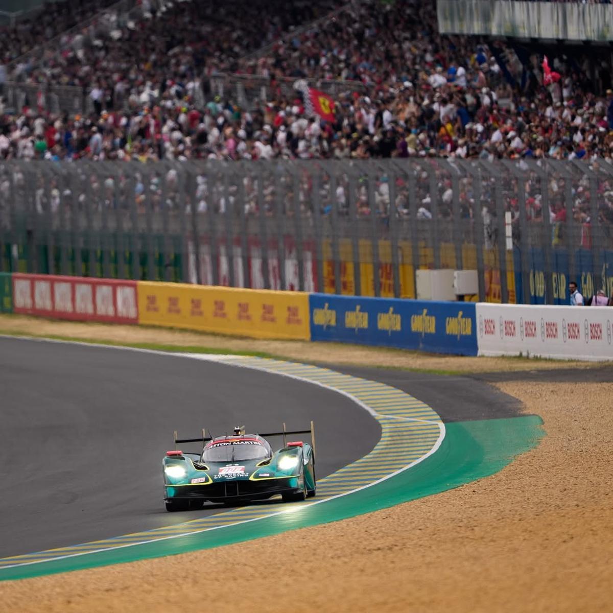 Alex Riberas rolling with the Aston Martin #009