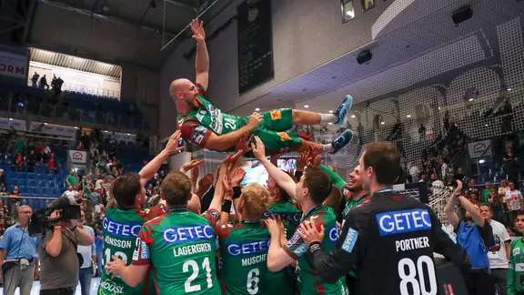 Captain O'Sullivan was already celebrated by his teammates after the SCM championship. | IMAGO / Jan Huebner 07.06.2026, xgox, Handball - Daikin HBL HSG Wetzlar - SC Magdeburg emspor, from left Christian O Sullivan (Magdeburg, 24) is thrown into the air Wetzlar *** 07 06 2026, xgox, Handball Daikin HBL HSG Wetzlar SC Magdeburg emspor, from left Christian O Sullivan Magdeburg, 24 is thrown into the air Wetzlar