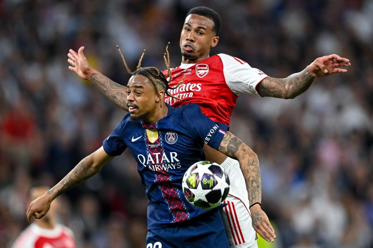 Bradley Barcola, from PSG, against Gabriel Magalhaes, from Arsenal, in the 2026 Champions League final in Budapest