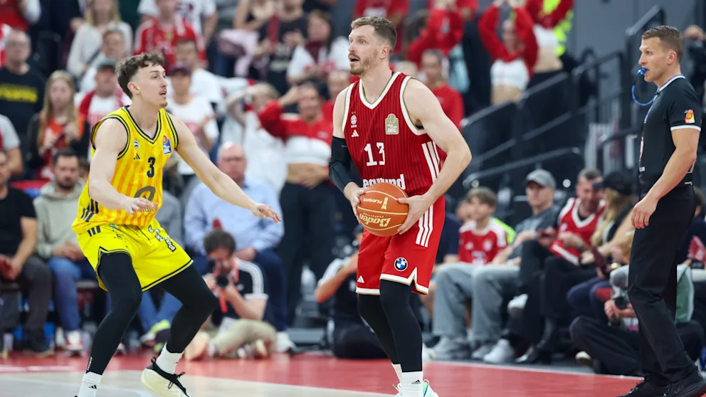 Andi Obst (29) setzt sich gegen Albas Alex OConnell d