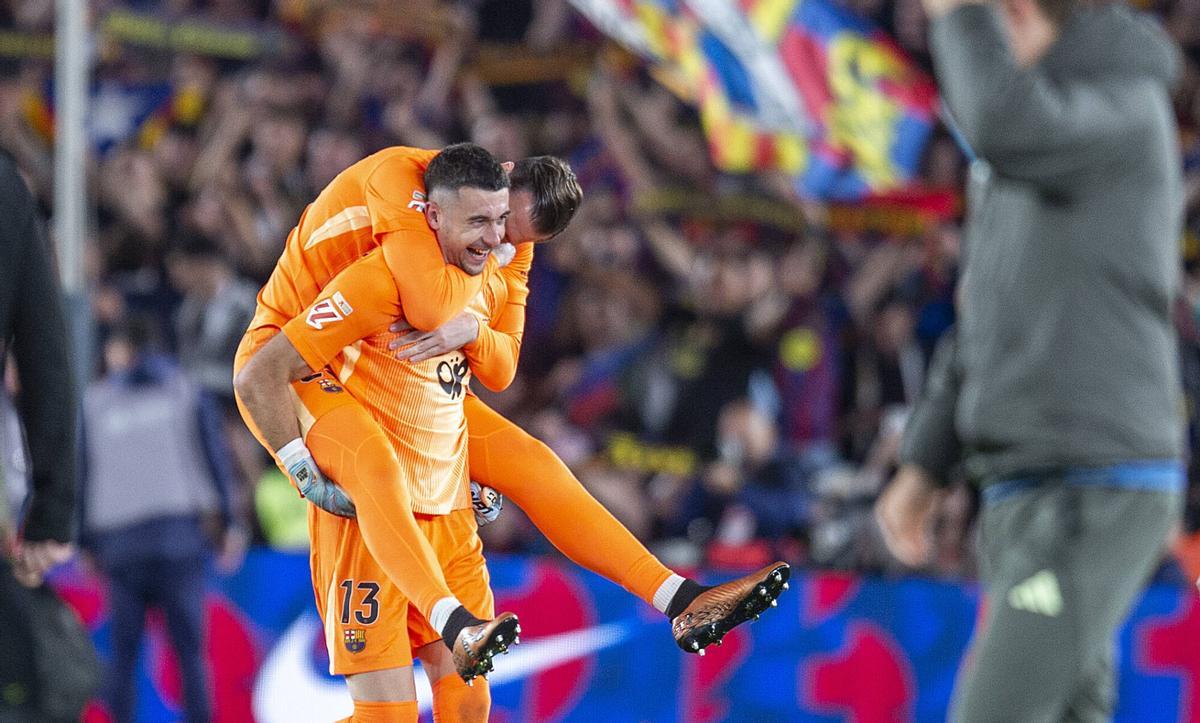 Szczesny pounces on Joan García in the celebration of winning the League after the victory over Madrid.