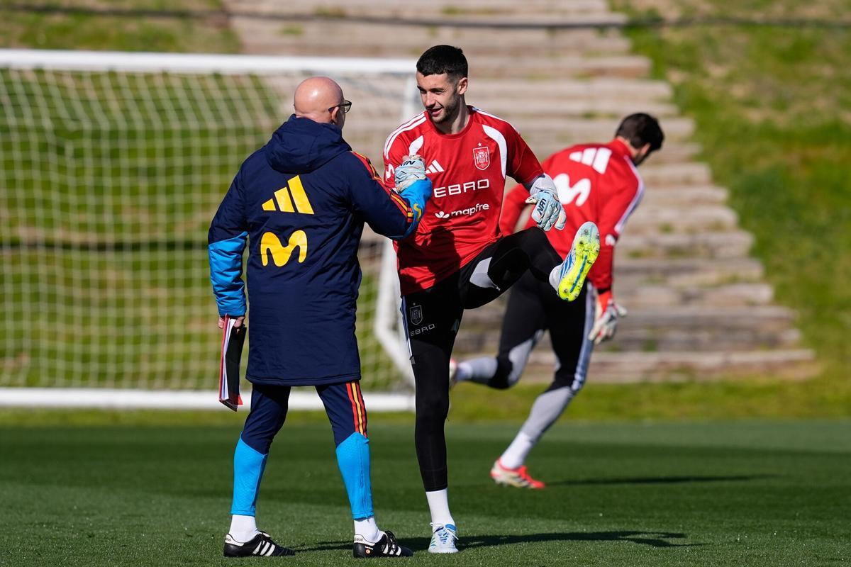Luis de la Fuente speaks with Joan Garcia at a Spanish national team training session.