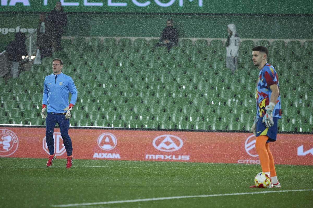 Ter Stegen and Joan Garcia, in the warm-up prior to the Cup match against Racing de Santander.
