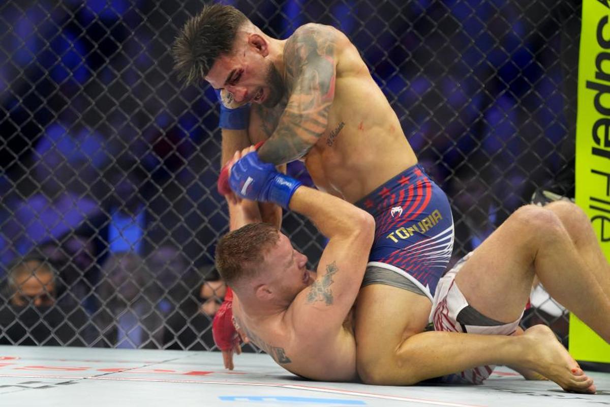Topuria tried to finish in the mounted position