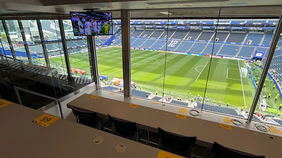 Onze reporters shake aft glass.