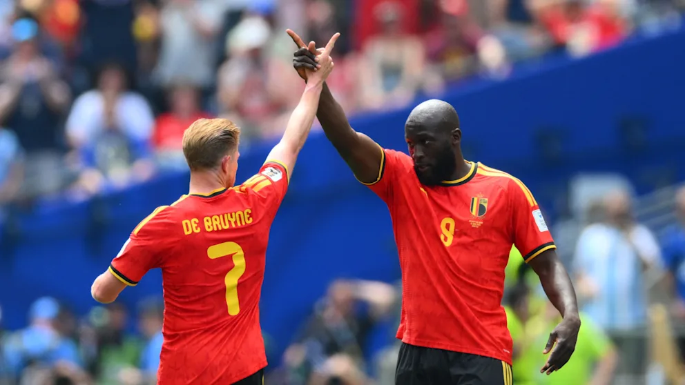 Lukaku (r.) feiert den Treffer zum Ausgleich mit Kumpel Kevin de Bruyne
