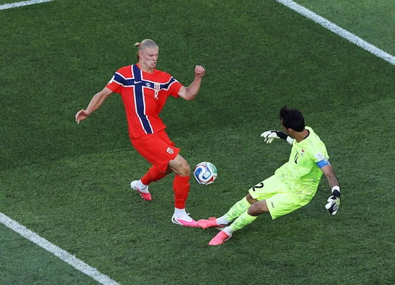 Erling Haaland punishes a blunder by the goalkeeper.