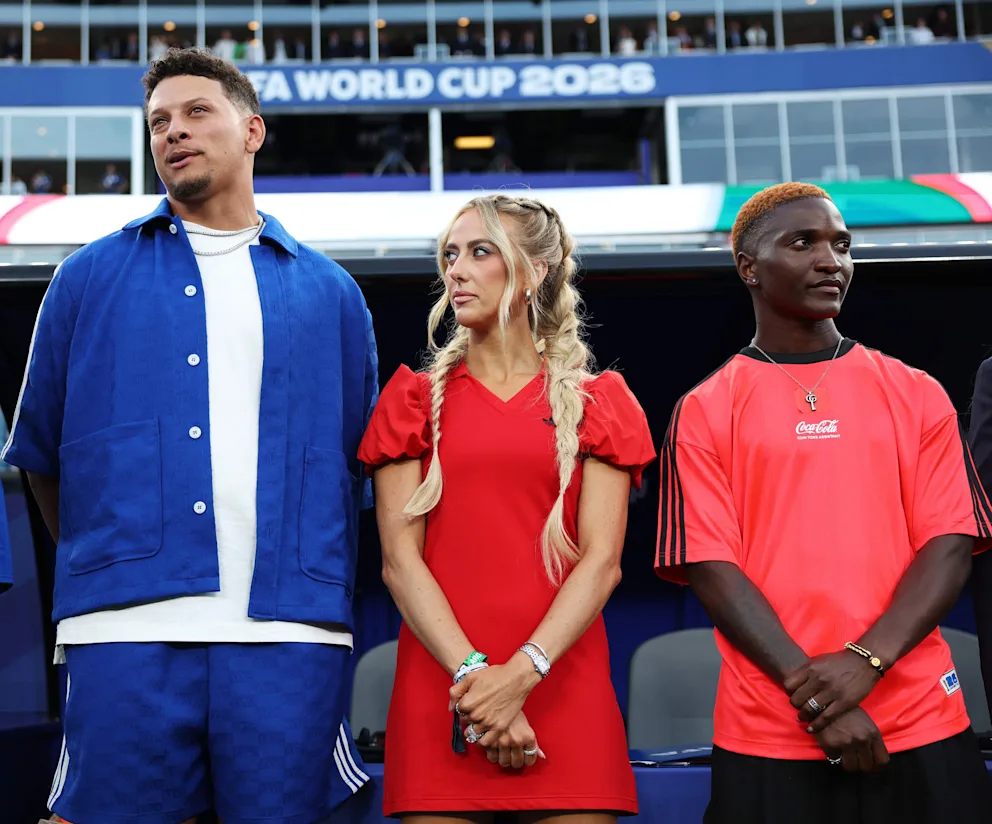 Patrick Mahomes (30/l.) mit seiner Frau Brittany (30)