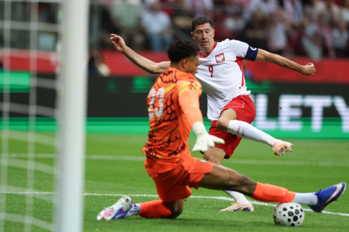 Nigeria's national goalkeeper Maduka Okoye saves against Poland's star striker Robert Lewandowski in a friendly match © imago - Nigeria's national goalkeeper Maduka Okoye saves against Poland's star striker Robert Lewandowski in the friendly match