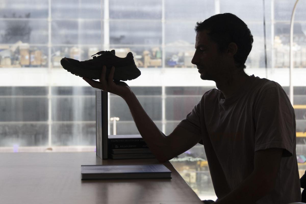 Kilian Jornet, in the NNormal offices, with the shoe he used in States of Elevation