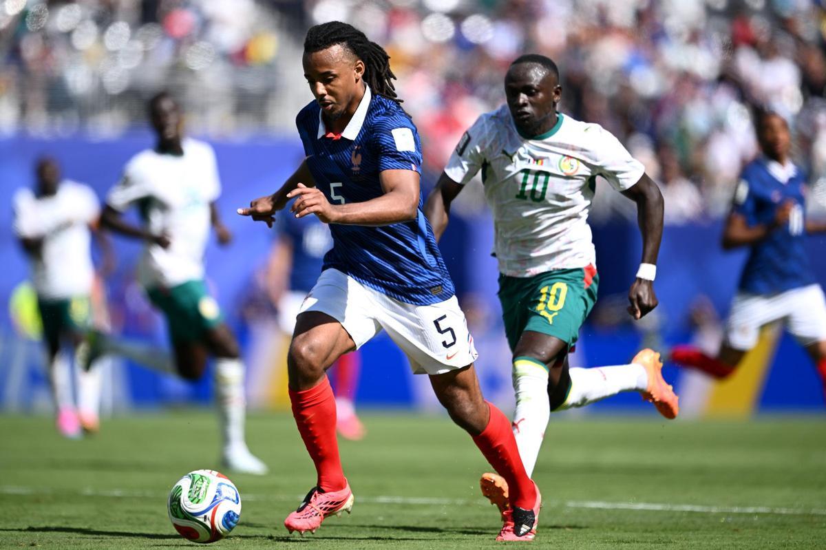 Jules Koundé stopped Sadio Mané's attacks