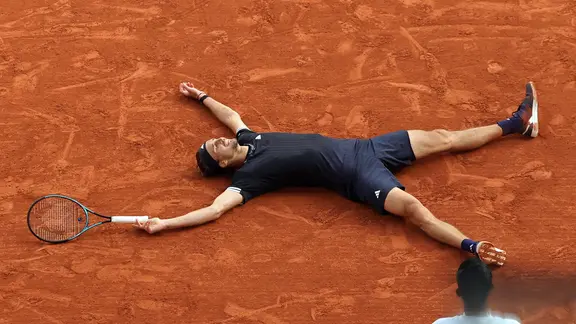 Alexander Zverev cheers | dpa Bildfunk/TERESA SUAREZ Alexander Zverev celebrates